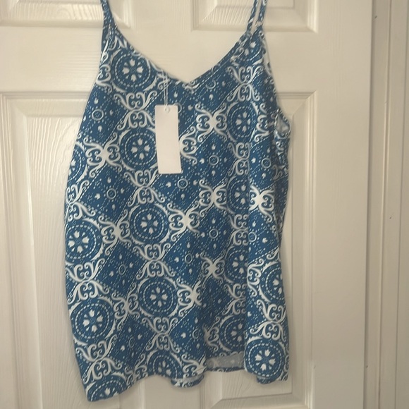 Adjustable strap Tank Top - Picture 3 of 3